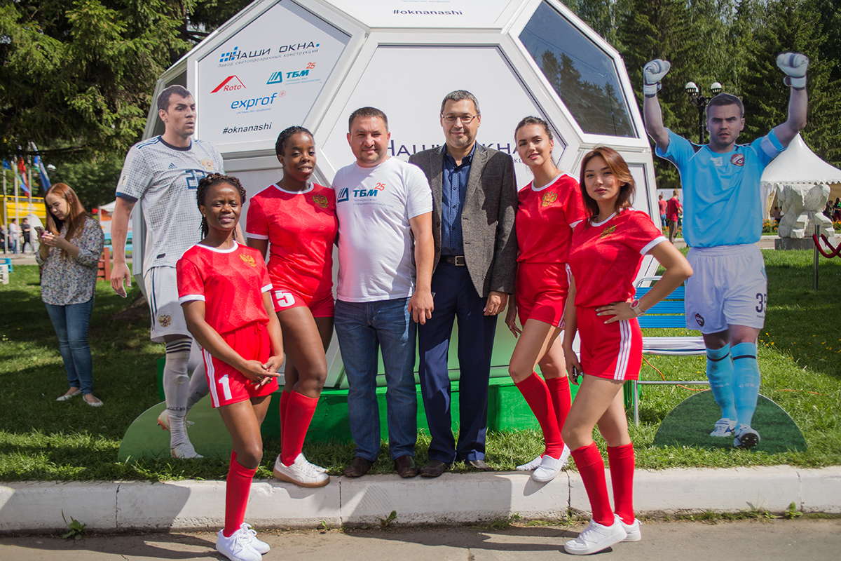 Огромный мяч из пластиковых окон на "День строителя"., парк им. Маяковского